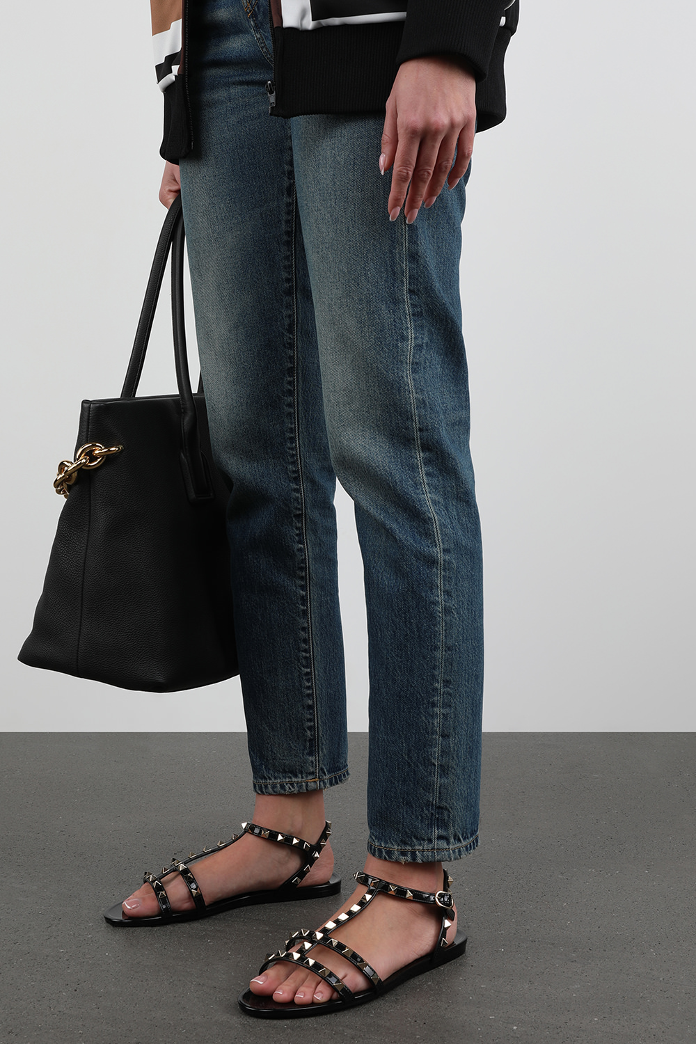 סנדלי גומי שחורים עם רצועות ניטים